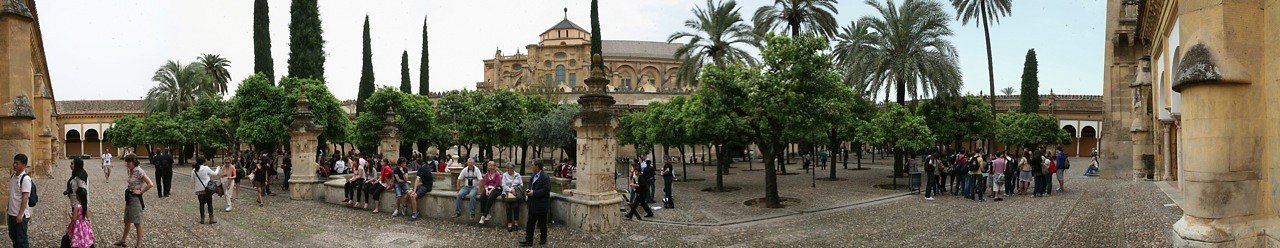 GoT Spain Cathedral Int Courtyard pan 2