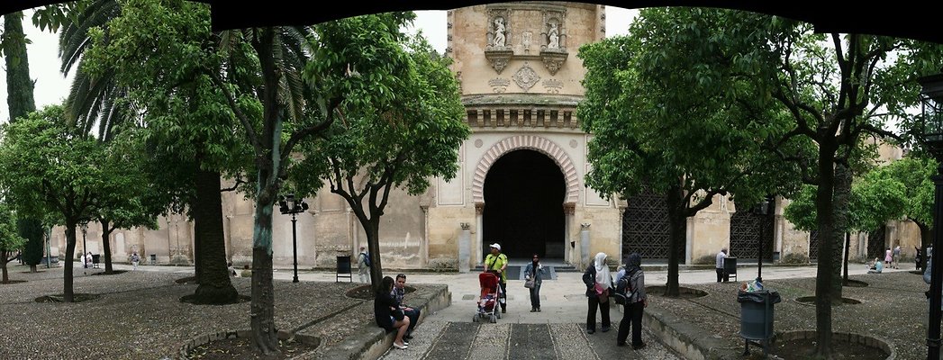 GoT Spain Cathedral Int Courtyard pan 3