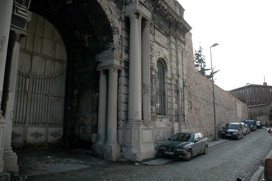 University Gate07