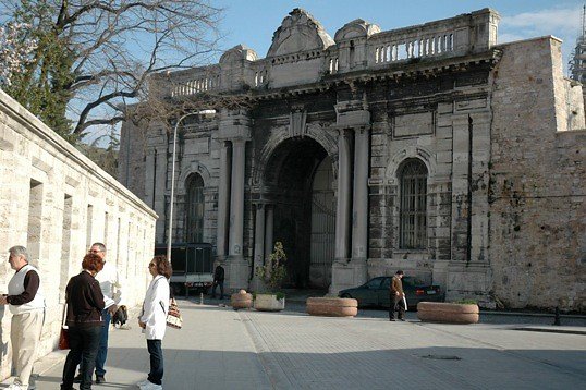 University Gate02