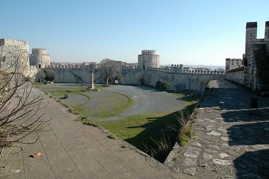 Yedicule Courtyard03